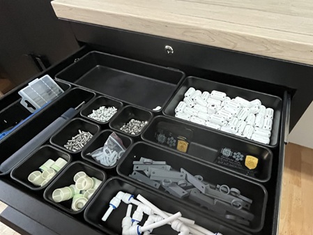 Chargenprüfung der Osmopure® SMT 7000 Multione Auftisch Osmoseanlage Wasserbar zur Sicherung gleichbleibender Produktqualität.