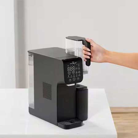 Entnahme und wiedereinsetzen der Kanne Osmopure SMT 7000 Auftisch Osmoseanlage